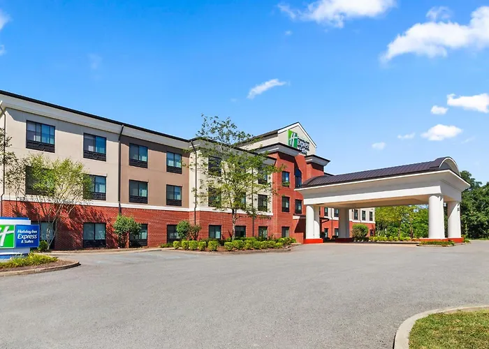 Holiday Inn Express & Suites Fairmont By Ihg