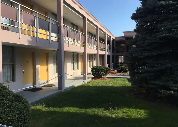 Ramada By Wyndham Rockville Centre