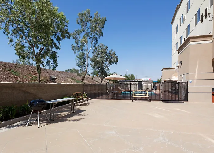Holiday Inn Express & Suites Bakersfield Central By Ihg