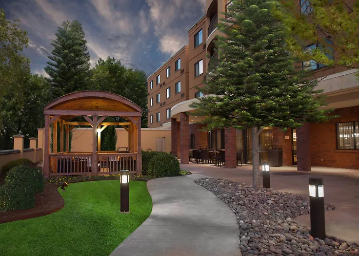 Courtyard By Marriott Fayetteville