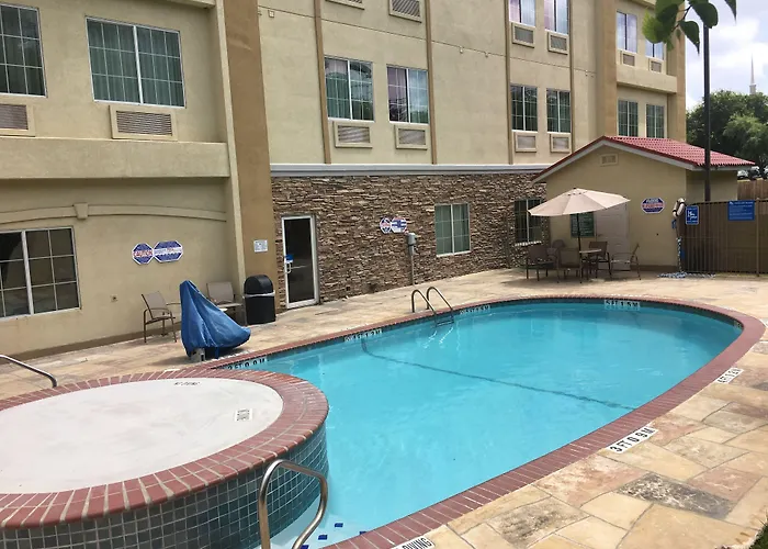 Comfort Inn & Suites Near Six Flags & Medical Center San Antonio