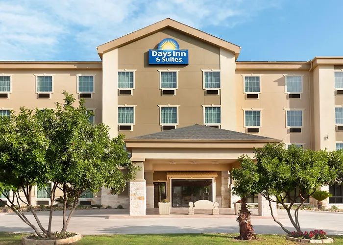 Days Inn & Suites By Wyndham San Antonio Near Frost Bank Center