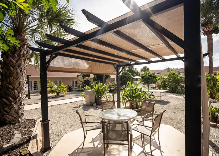 Island Sun Inn & Suites - Historic Venice & Beach Getaway