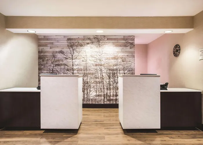 La Quinta By Wyndham Ely Hotel