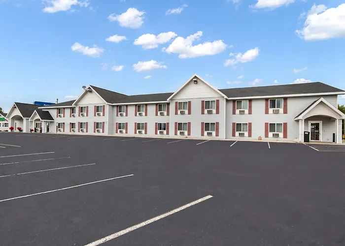 Baymont By Wyndham Marinette Hotel