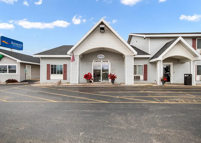 Baymont By Wyndham Marinette Hotel