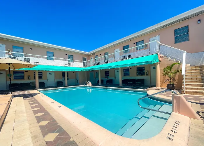The Blue Wave Hotel Hollywood