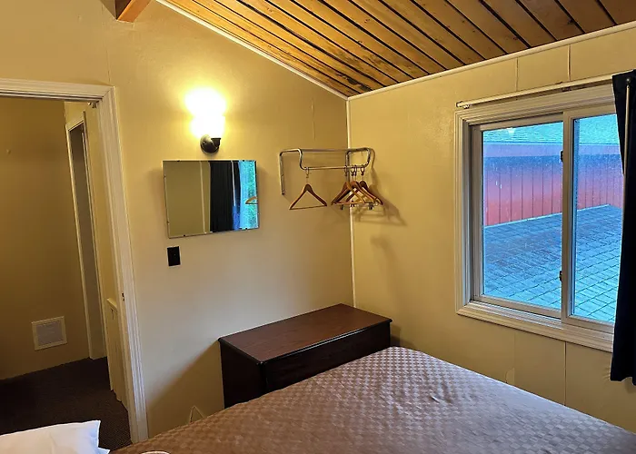 Cedar Hill Lodge