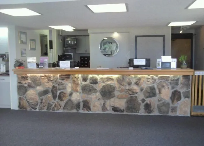 Quail'S Nest Inn & Suites