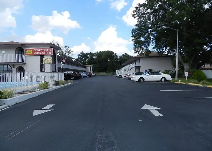 Maple Leaf Inn & Suites