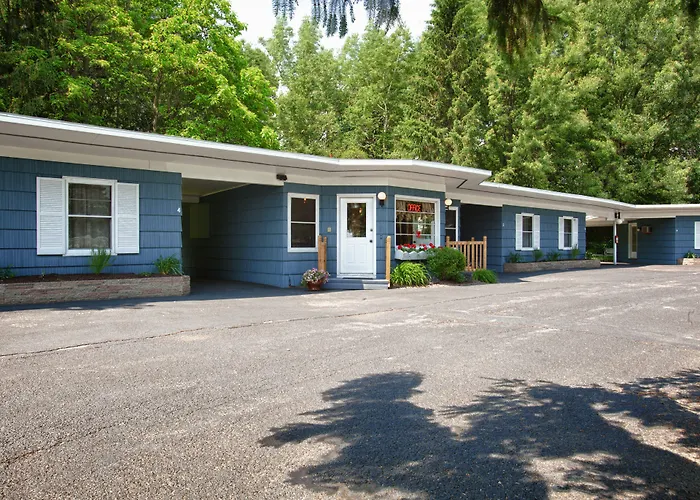 Whispering Winds Motel