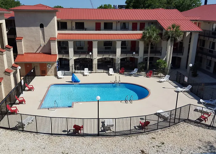 Tricove Inn & Suites