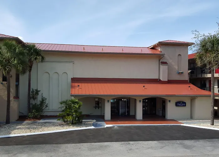 Tricove Inn & Suites