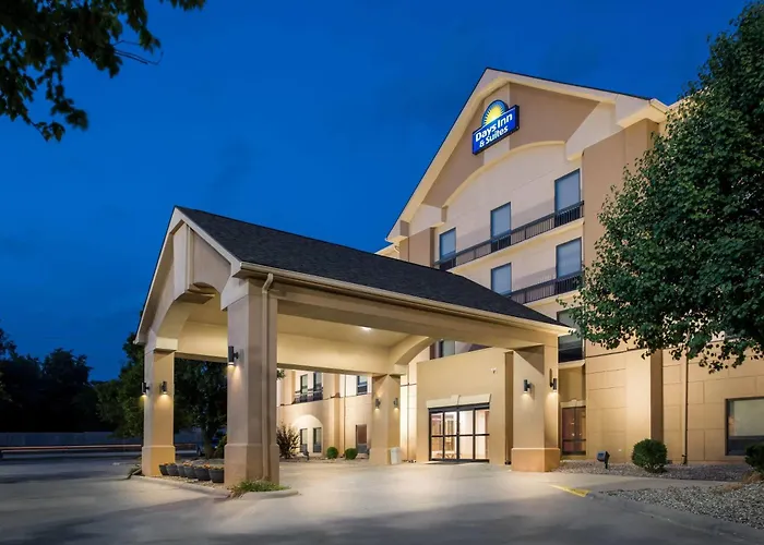 Days Inn & Suites By Wyndham Cedar Rapids