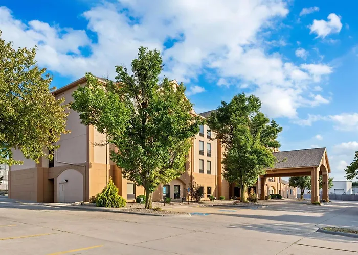 Days Inn & Suites By Wyndham Cedar Rapids