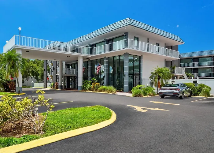 Quality Inn & Suites At Tropicana Field St. Petersburg