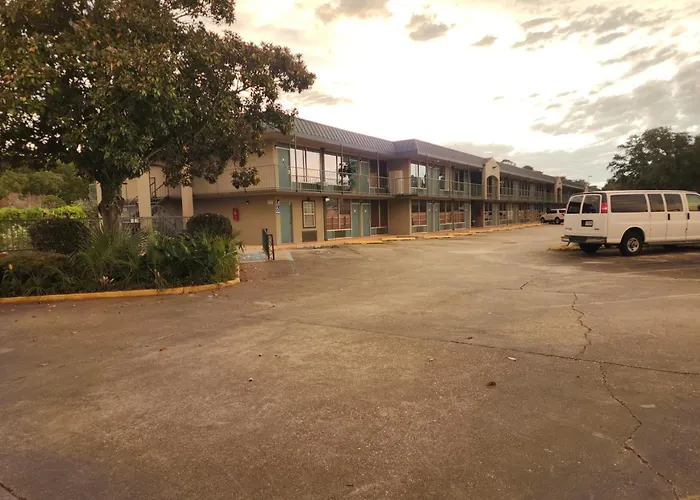Discovery Inn Lafayette