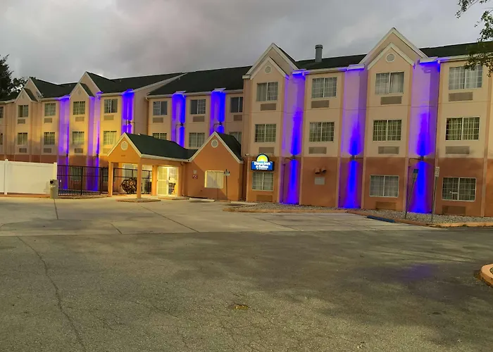 Days Inn & Suites By Wyndham Tampa/Raymond James Stadium