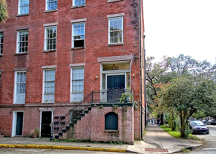 Comfy Carriage House Steps From The River Savannah