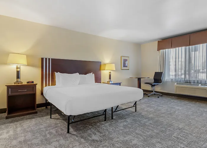 Seaport Inn & Suites