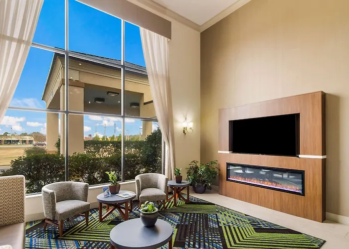 Clarion Pointe New Bern Hotel