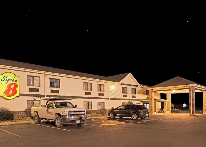 Super 8 By Wyndham Defiance Hotel