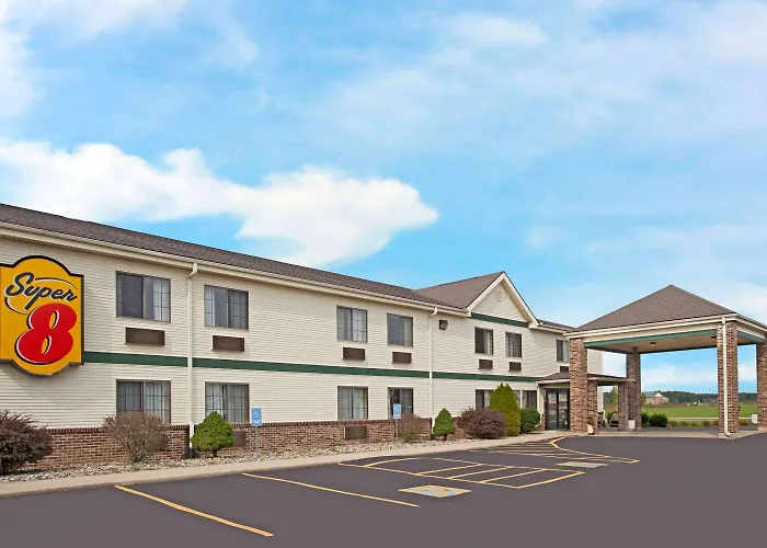 Super 8 By Wyndham Defiance Hotel