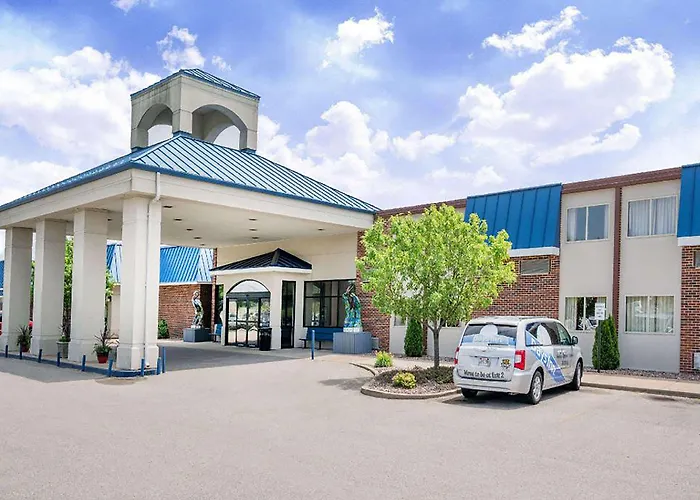 Norwood Inn & Suites La Crosse