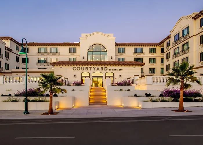 Courtyard By Marriott Santa Cruz Hotel