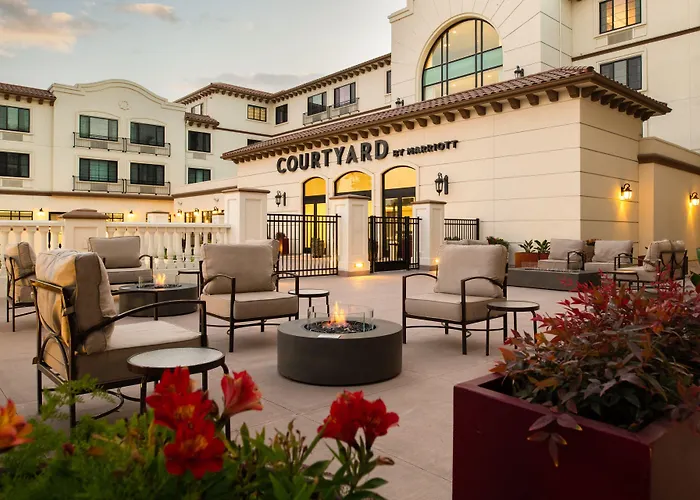 Courtyard By Marriott Santa Cruz Hotel