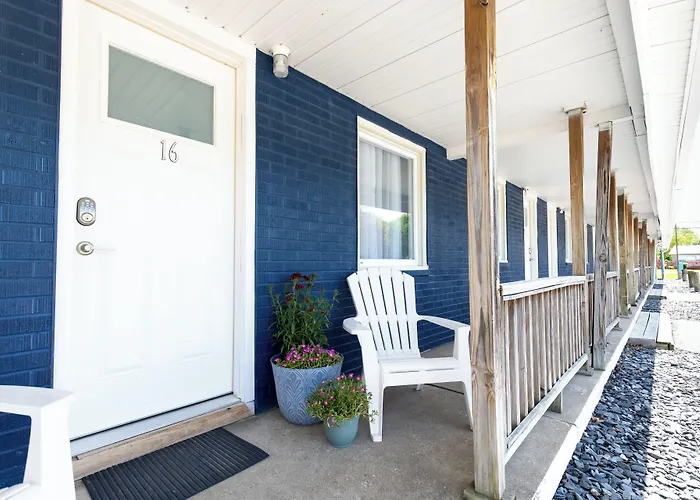 Anchor Bay Inn And Suites