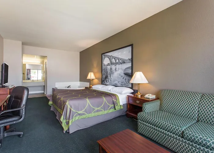 Super 8 By Wyndham Petersburg Motel