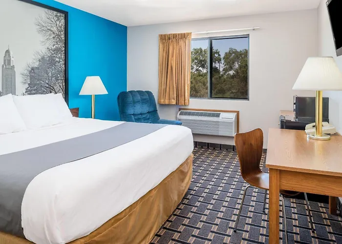 Super 8 By Wyndham Lincoln West Hotel