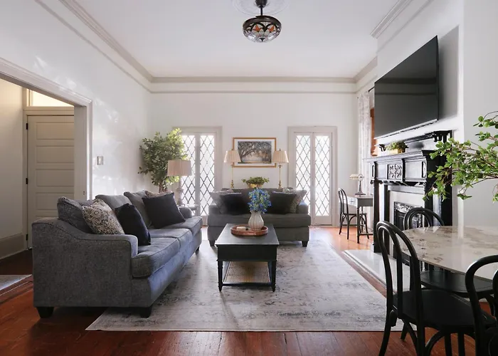 Comfortable Escape In Historic Downtown Savannah