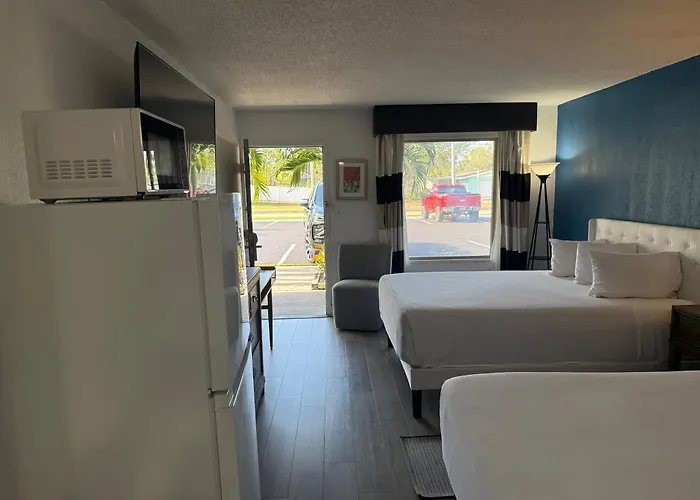 All-New, Ground-Floor, Huge Pool, Tiki Bar & Grill South Bradenton
