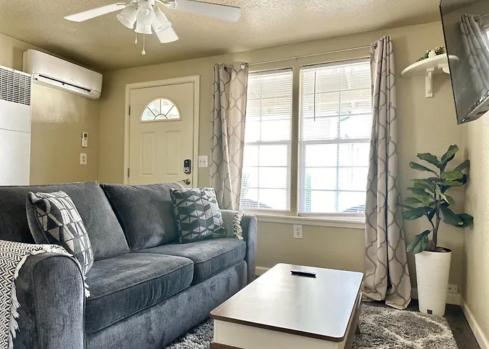 Near Downtown- Kitchen-Washerdryer-Parking Medford