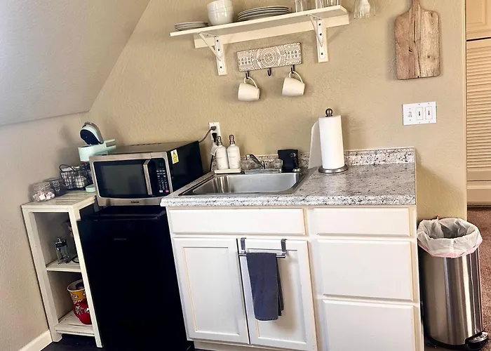 Near Downtown- Kitchen-Washerdryer-Parking Medford