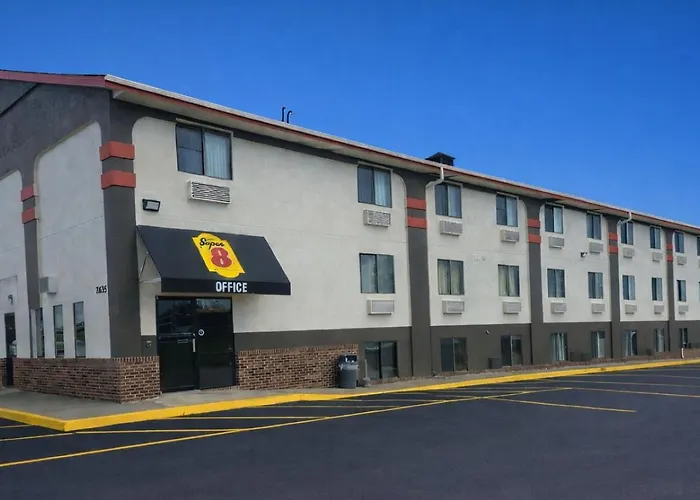 Super 8 By Wyndham Lincoln West Hotel