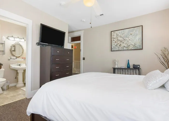 Dreams2Reality | Historic Branson Hotel - Serendipity Room - Downtown