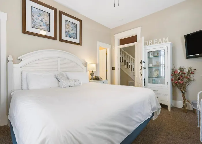 Dreams2Reality | Historic Branson Hotel - Quiet Quilt Room - Downtown