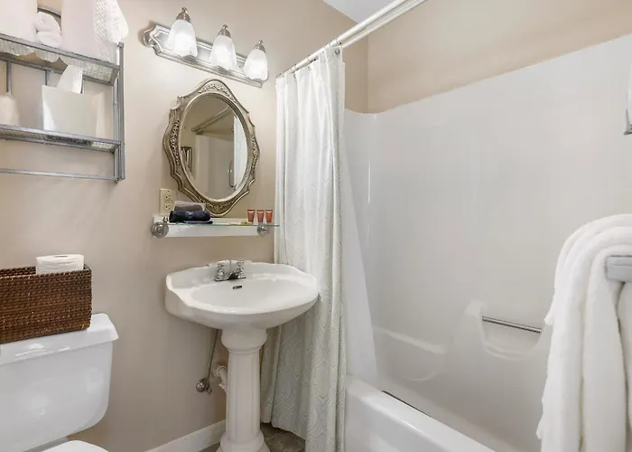 Dreams2Reality | Historic Branson Hotel - Serendipity Room - Downtown