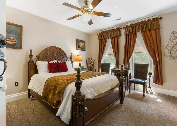Dreams2Reality | Historic Branson Hotel - Notebook Room - Downtown