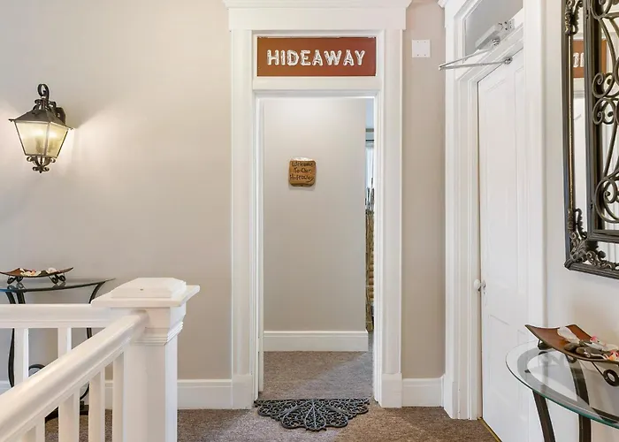Dreams2Reality | Historic Branson Hotel - Hide-A-Way Room - Downtown