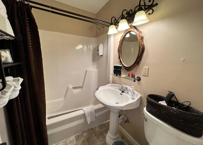 Dreams2Reality | Historic Branson Hotel - Notebook Room - Downtown