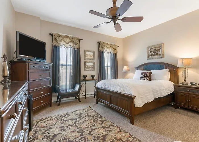 Dreams2Reality | Historic Branson Hotel - Heritage Room With Queen Bed - Downtown