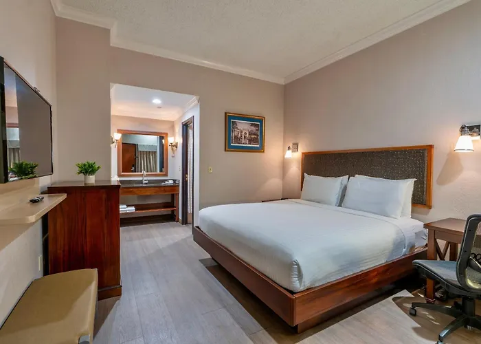 Wyndham Garden Baronne Plaza