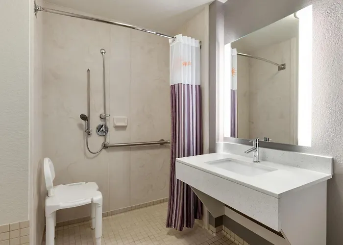 La Quinta By Wyndham Arlington North 6 Flags Dr Hotel
