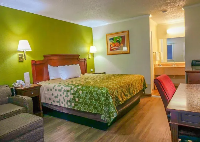 Rodeway Inn & Suites Fort Jackson Columbia