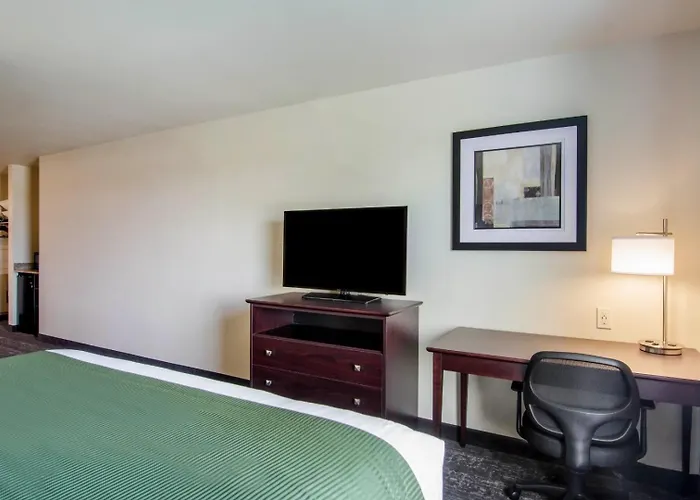 Cobblestone Hotel & Suites - Torrington