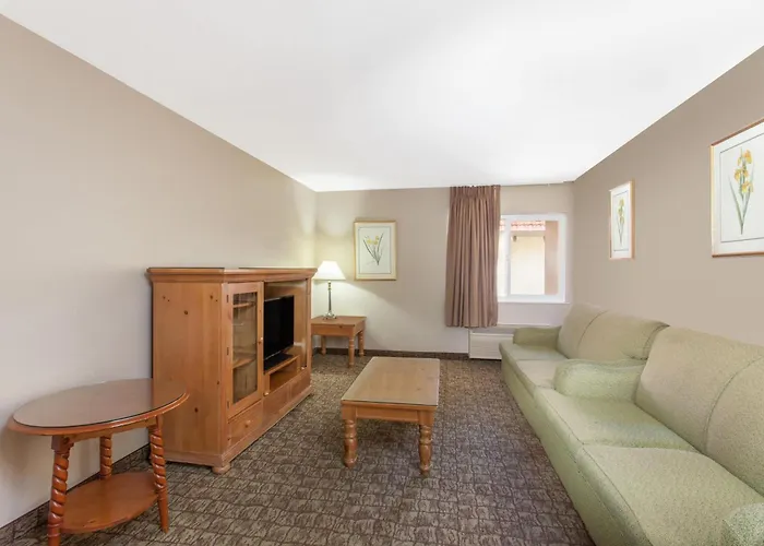 Ramada By Wyndham Fresno North Hotel